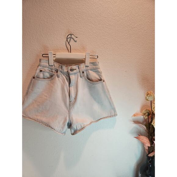 Levi’s Premium Women’s High-Waisted Denim Shorts Light‎ Wash Size 27 - Picture 1 of 7